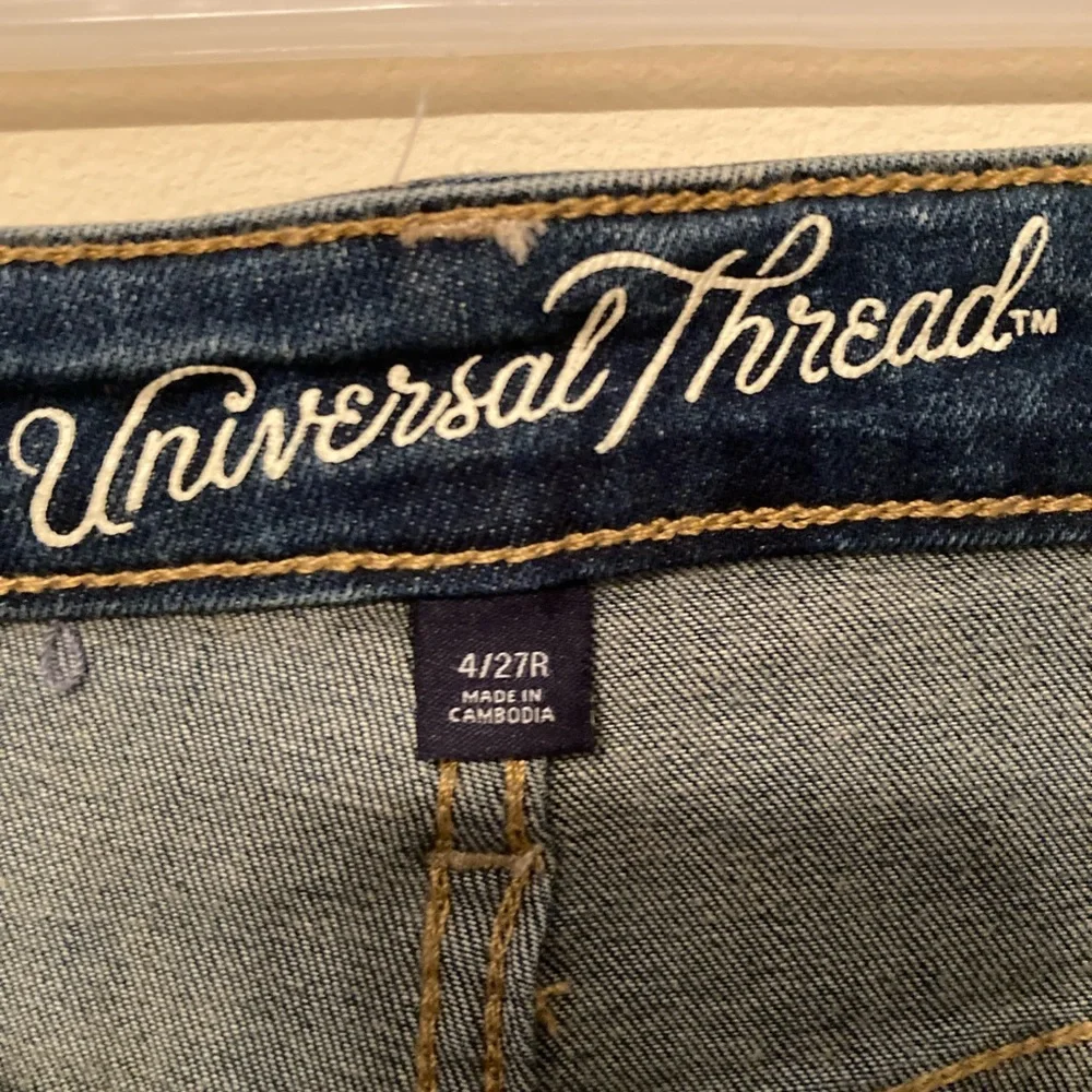 Universal Thread Distressed Jeans - Picture 9 of 9